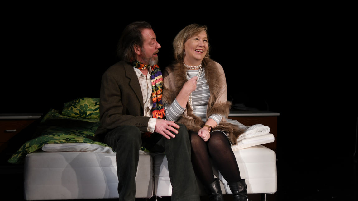 Herb ja Rebecca Gladney
Rooleissa Henry Granholm ja Asta Vuori