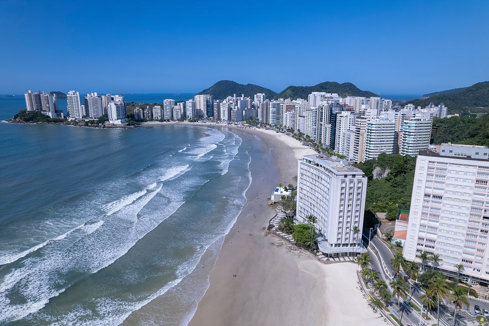 Praia do Guarujá com aguas escuras: Praia da Pitangueira