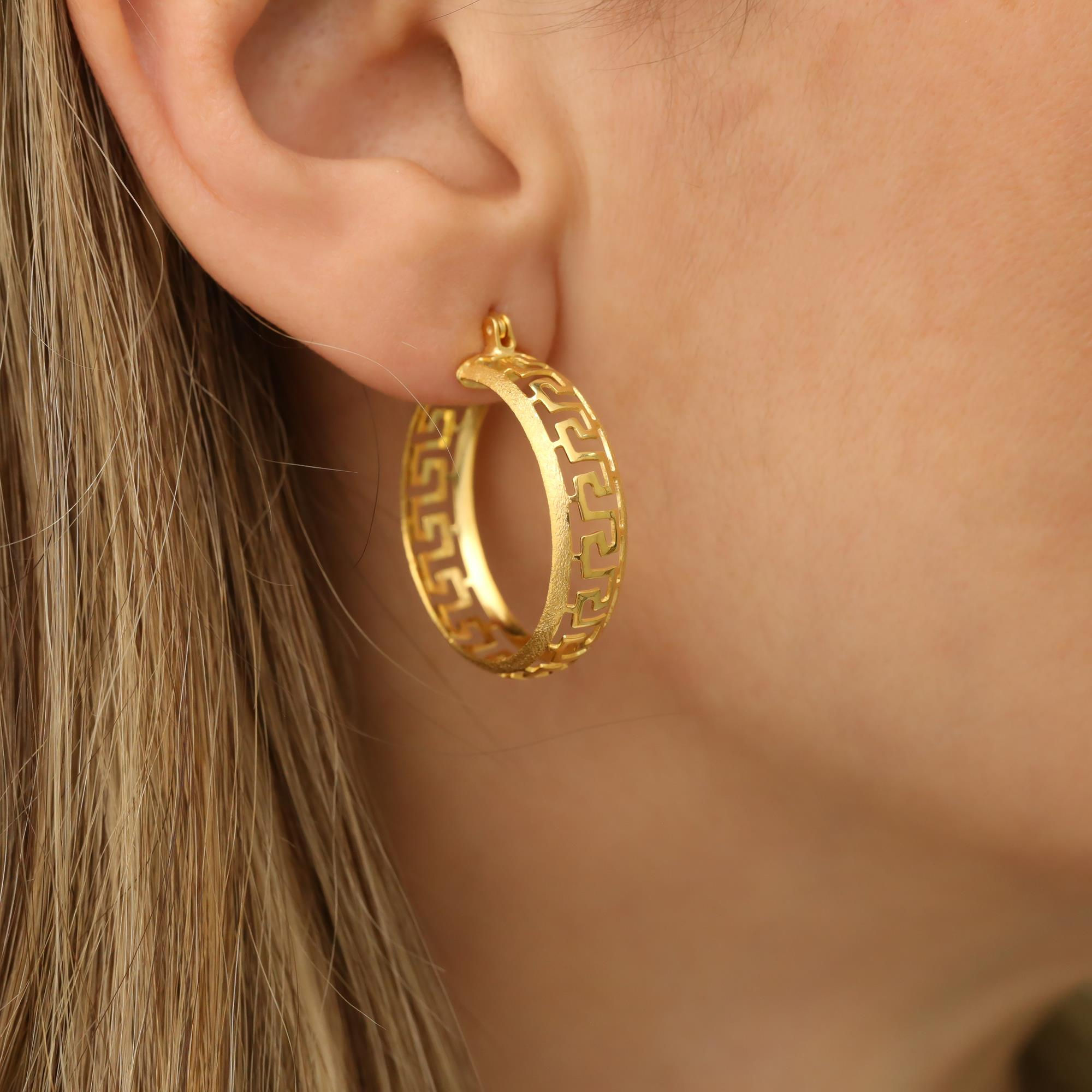 925 Ayar Gümüş Grek Desenli Bombeli Halka Küpe Çap:2,3 cm