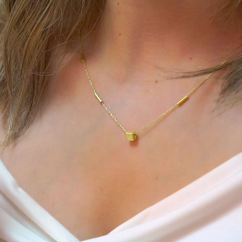 Küçük resim: 14 Ayar Mikron Altın Kaplama Modern ve Zarif Küp Gümüş Kolye  - CN00166