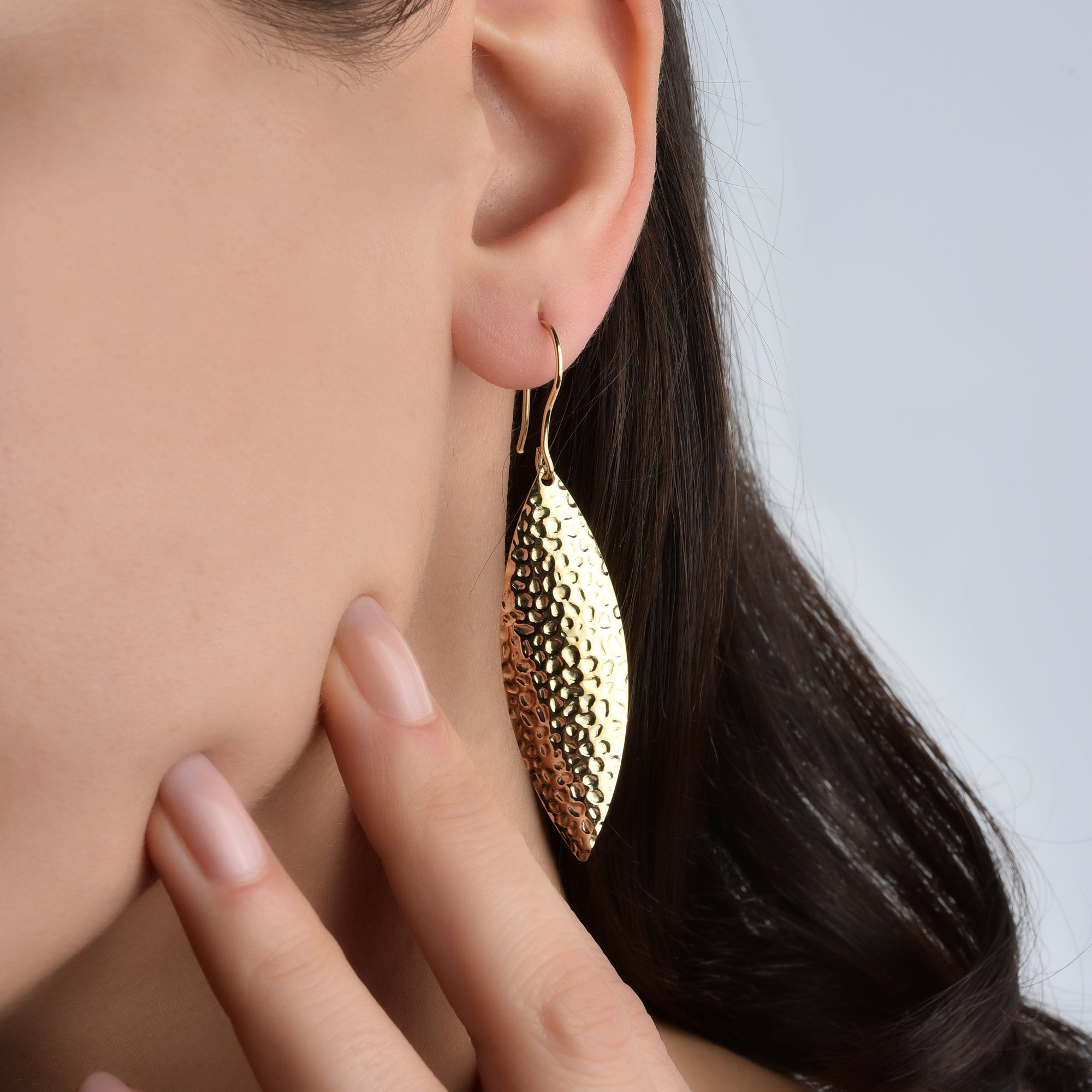 925 Ayar Altın Mikron Kaplama Dövü Desenli Söğüt Yaprağı Küpe - E00277