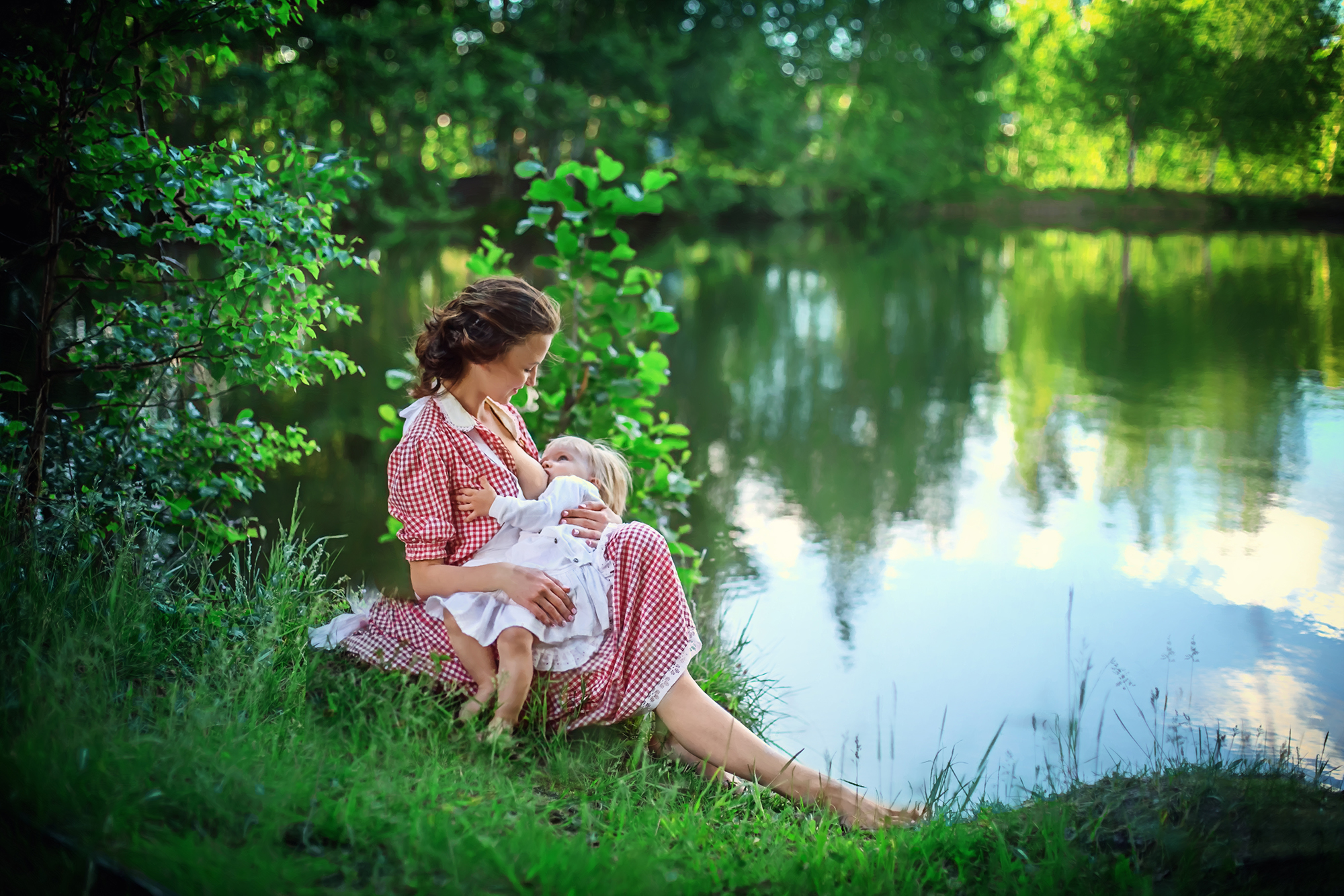 Сестренка отдыхает. Дети и природа. Малыш на природе. Природа летом. Фотосессии на озере для детей.