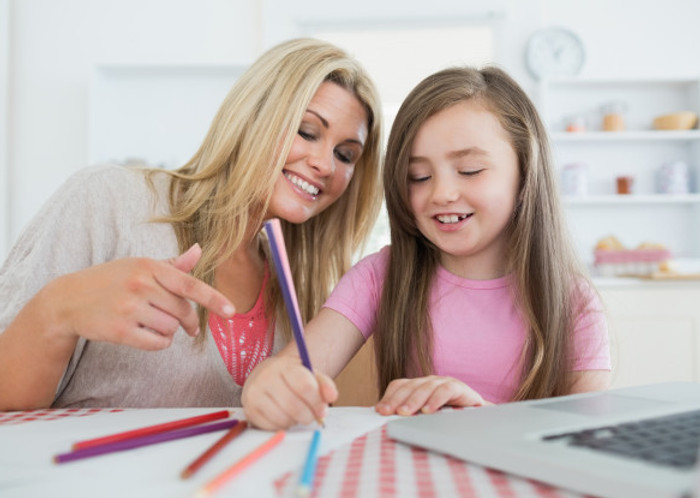 mother-daughter-drawing-together_13339-3