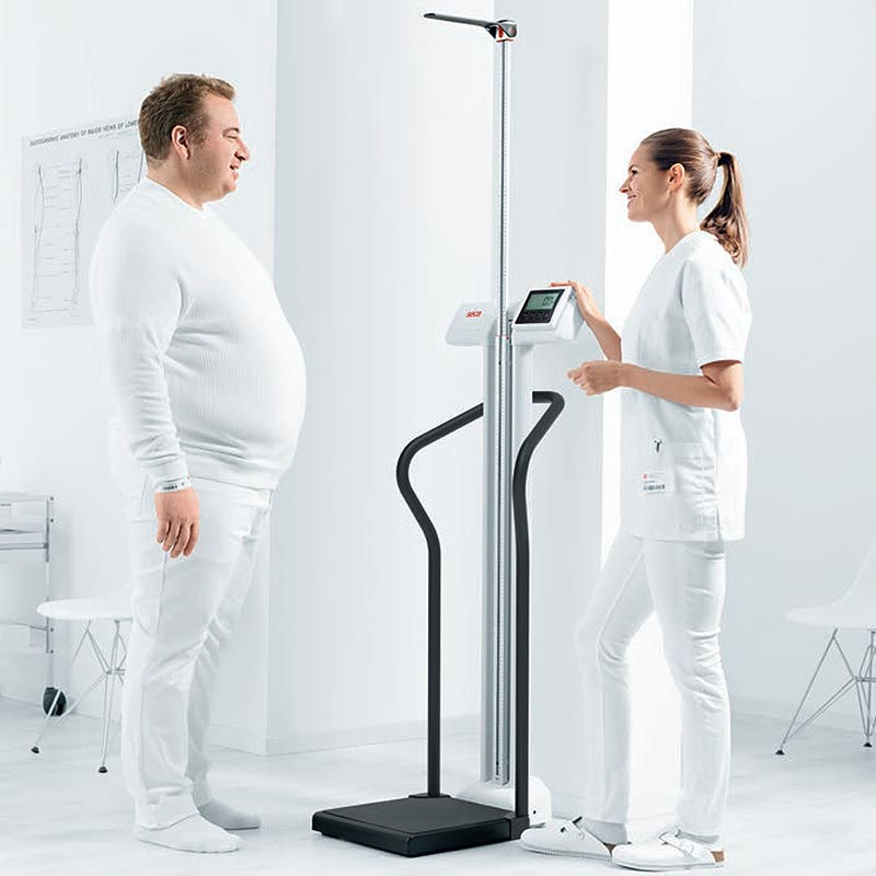 Paciente utilizando una báscula marca SECA