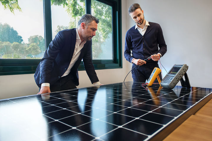 Sistemi fotovoltaici :  controllo di efficenza fatto da due tecnici 