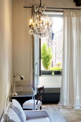 particolare di camera da letto Antica locanda dei Mercanti a Milano, finestra con vista