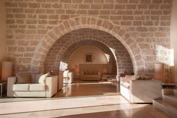 Relais Histò San Pietro sul Mar Piccolo in Puglia salotto con sole