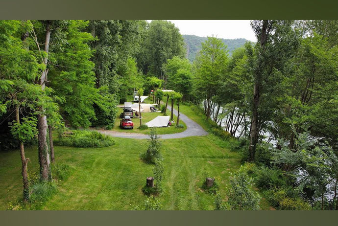 De camping ligt geheel langs het water.