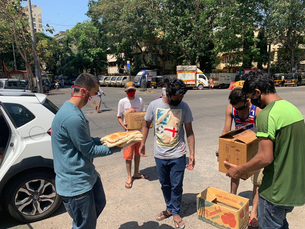Mr. Abeer Abrol distributing food on behalf of the NGO to the less fortunate during the COVID lockdo