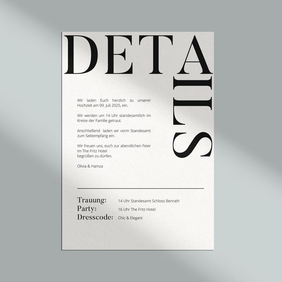 Flatlay eines minimalistischen Hochzeitspapeterie-Sets mit Designs wie Einladung, Namenskarten und Detailkarte auf neutralem