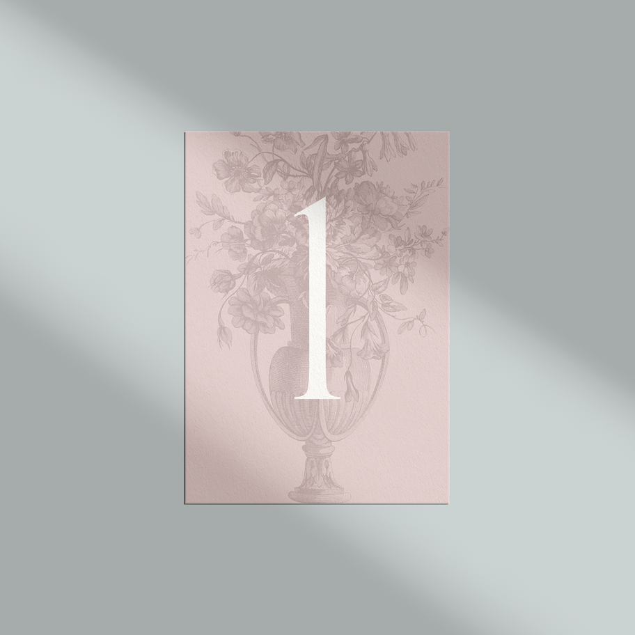 Flatlay eines minimalistischen Hochzeitspapeterie-Sets mit Designs wie Einladung, Namenskarten und Detailkarte auf neutralem