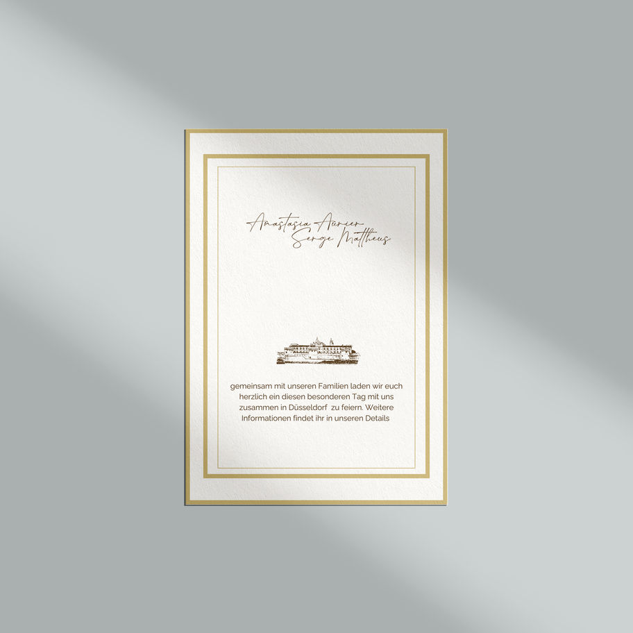 Flatlay eines minimalistischen Hochzeitspapeterie-Sets mit Designs wie Einladung, Namenskarten und Detailkarte auf neutralem