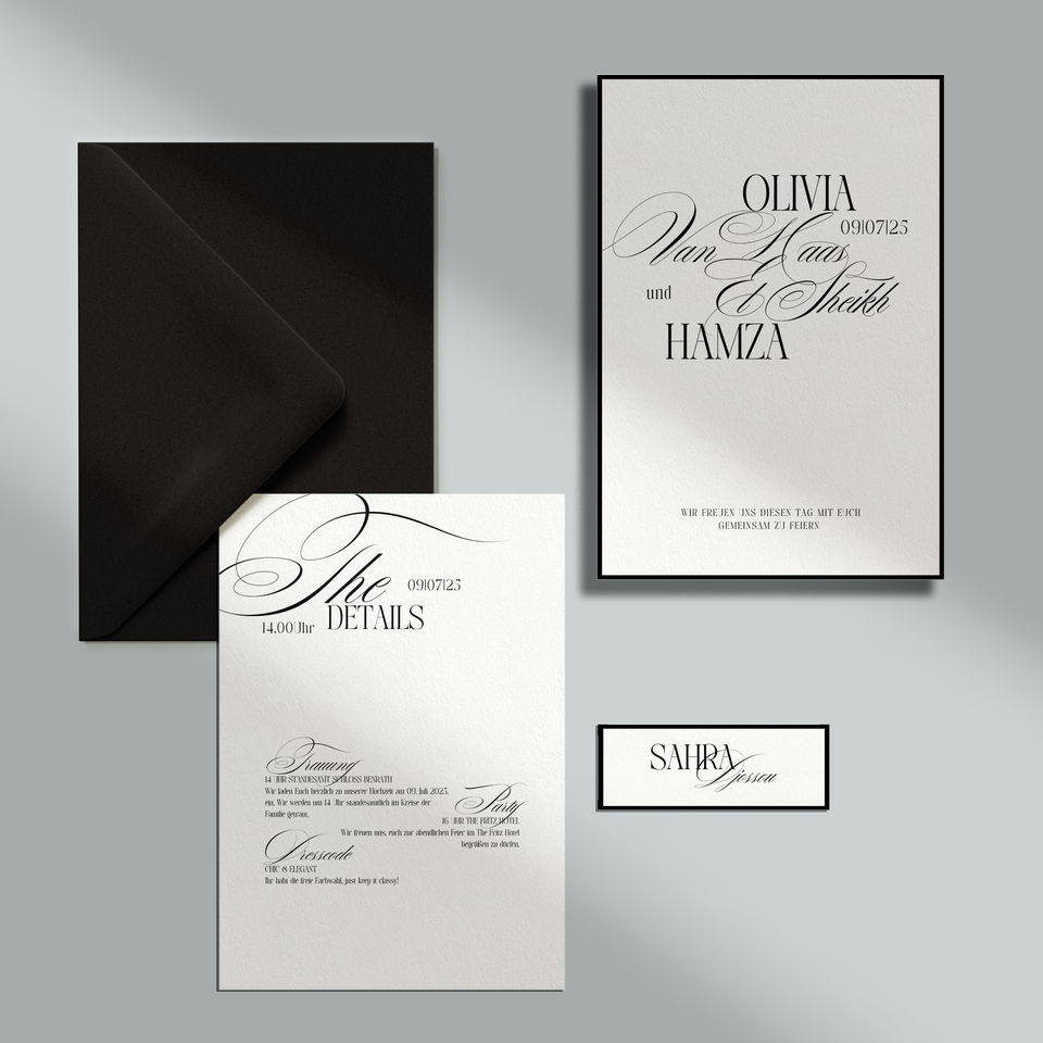 Flatlay eines minimalistischen Hochzeitspapeterie-Sets mit Designs wie Einladung, Namenskarten und Detailkarte auf neutralem