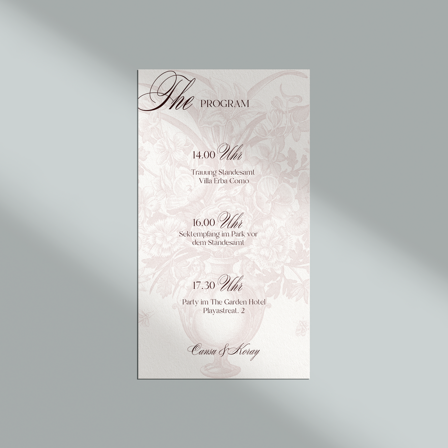 Flatlay eines minimalistischen Hochzeitspapeterie-Sets mit Designs wie Einladung, Namenskarten und Detailkarte auf neutralem