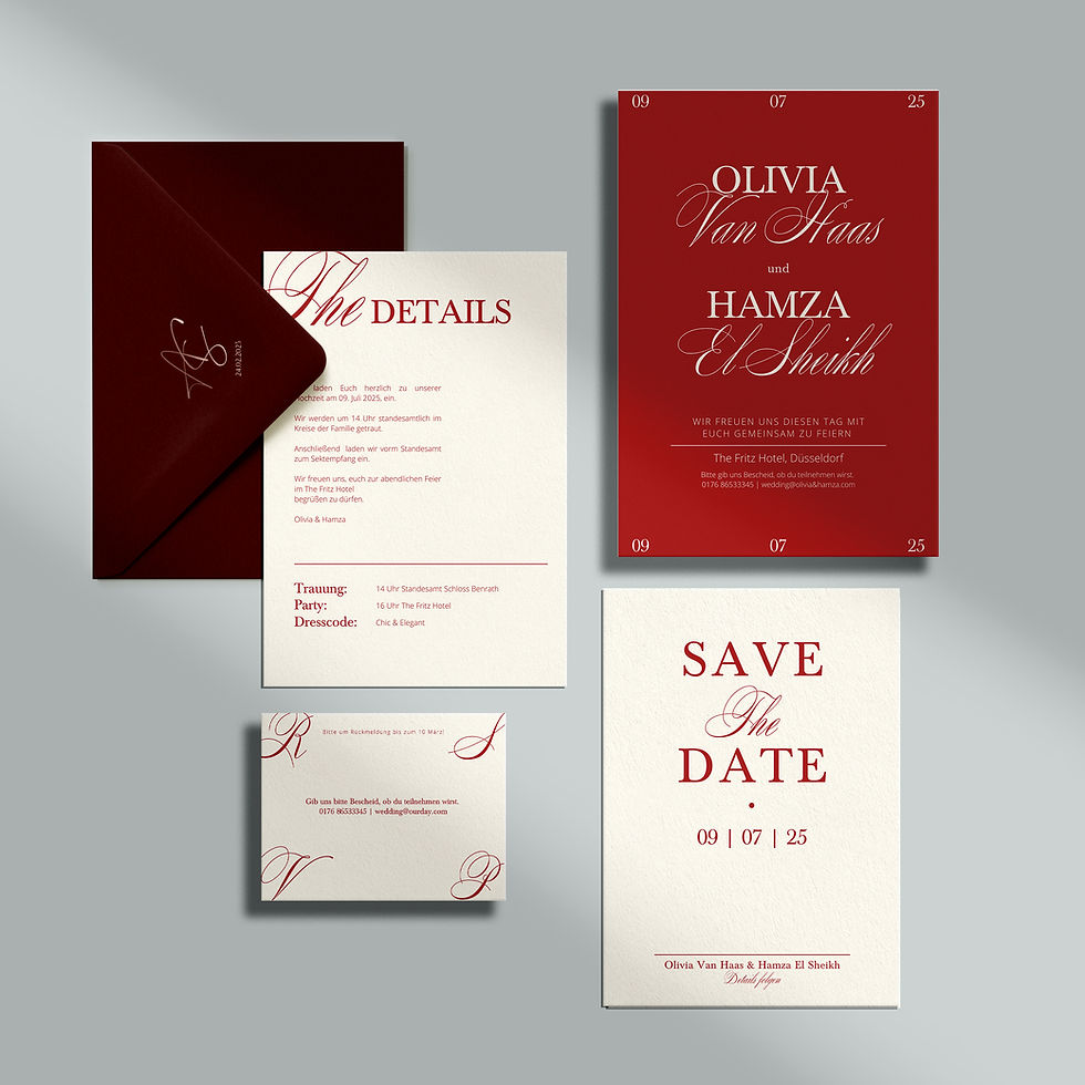 Flatlay eines minimalistischen Hochzeitspapeterie-Sets mit Designs wie Einladung, Namenskarten und Detailkarte auf neutralem