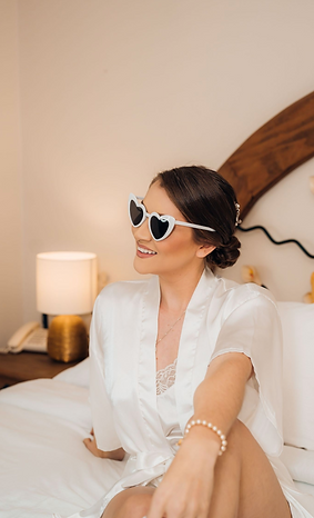 mariée avec des lunettes de soleil en préparation