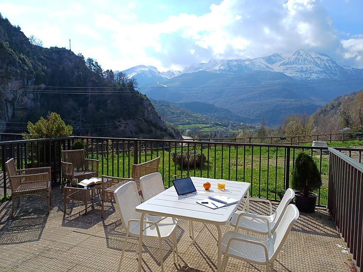 Alquiler casa Escarrila- terraza pirineos 4.jpeg