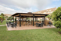 Cafetería de verano situada dentro del residencial, junto a la piscina, abierta durante los meses cálidos.