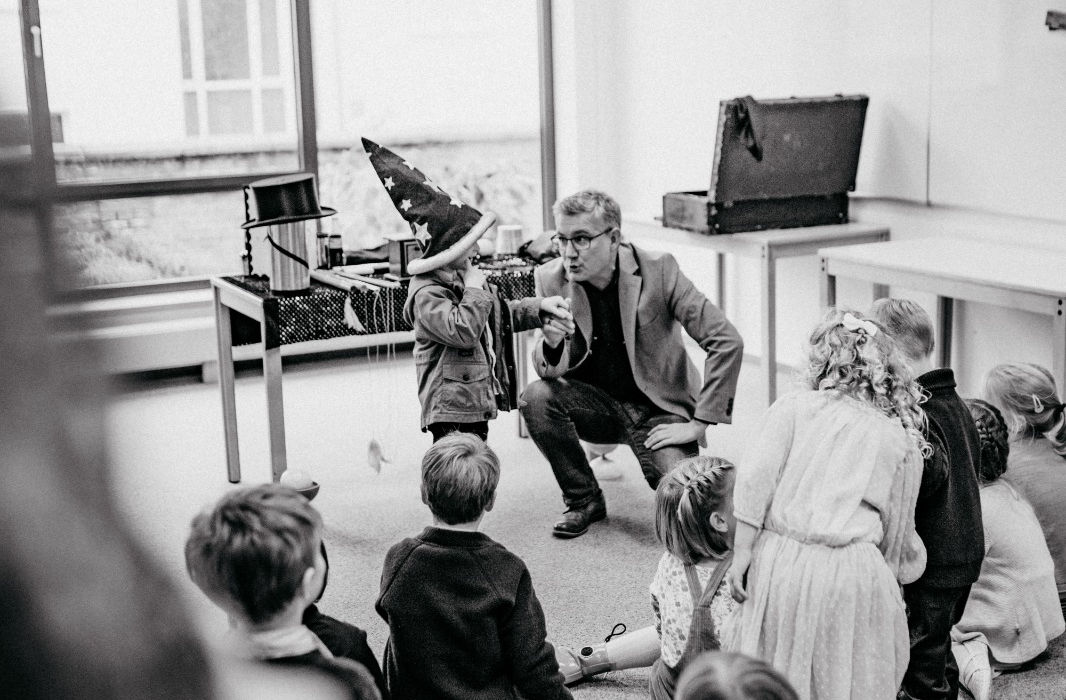 Zauberer Jonas begeistert Kinder mit einer Mitmach-Zaubershow während einer Hochzeit