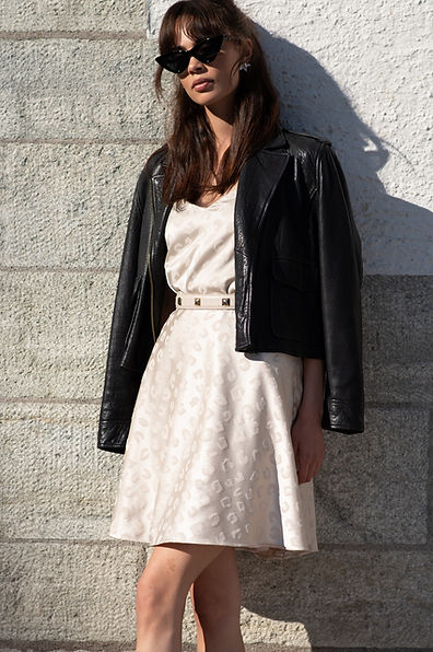 Kurzes Brautkleid aus Seide mit Lederjacke
