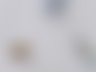 紙にあけた穴にレース糸を渡していく紙刺繍のようなファイバーアートの制作風景