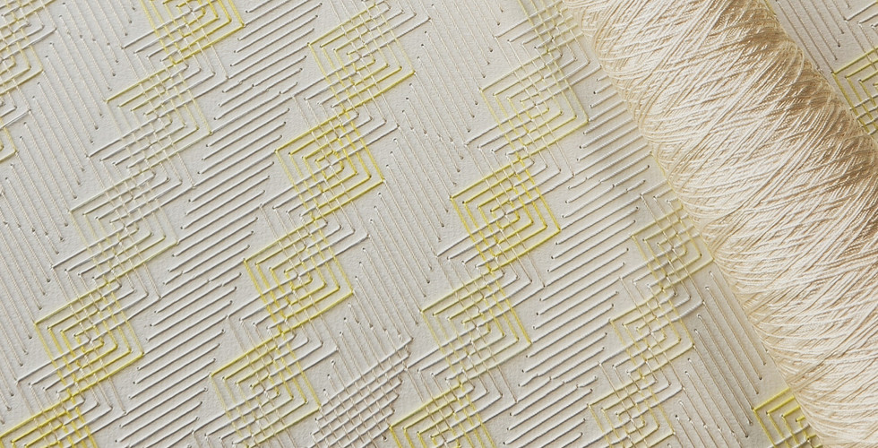 糸を交差させる時は織りの要領で。バランスを見ながら仕上げに入ります。