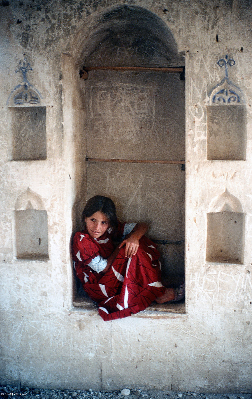 Girl in the arched window, Hasankeyf