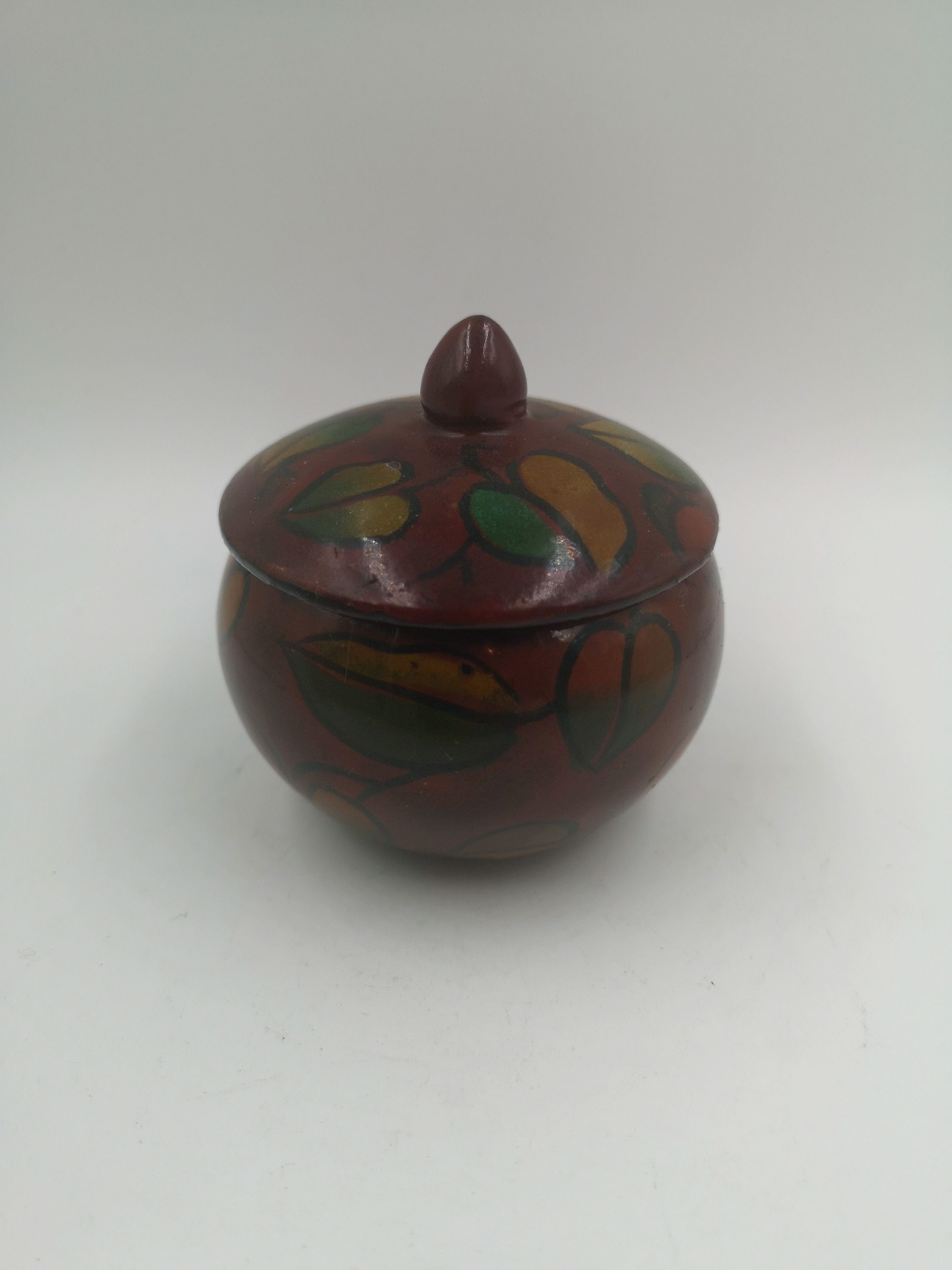 Round lacquer box