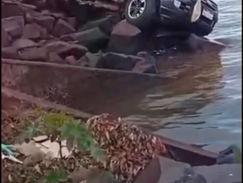 Joven perdió el control de su vehículo en la Costanera y derribó un tajy