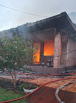 Familia pierde su hogar tras devastador incendio en Obligado