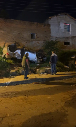 Joven pierde el control de su automóvil y vuelca en Pacú Cuá