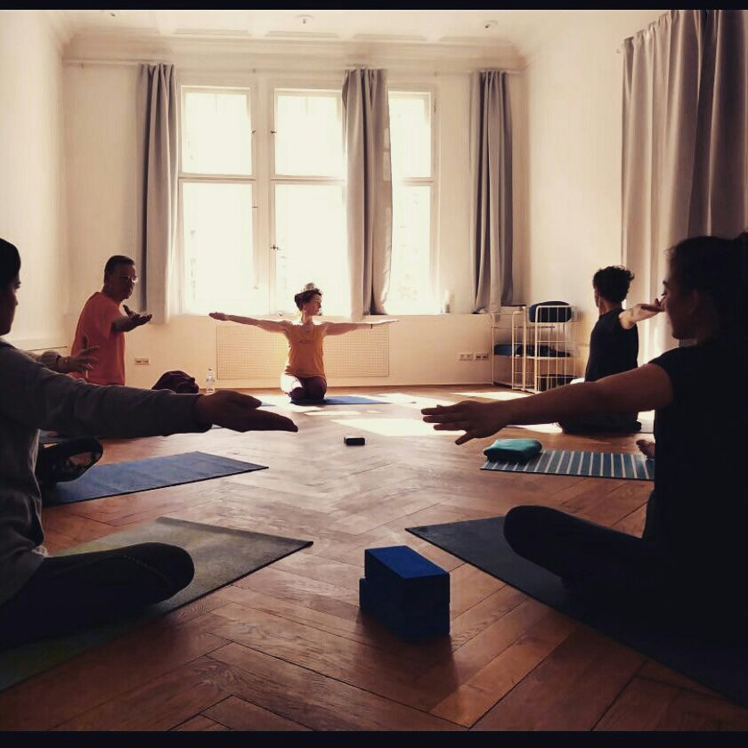 Yoga Praxis an der KISA AKADEMIE