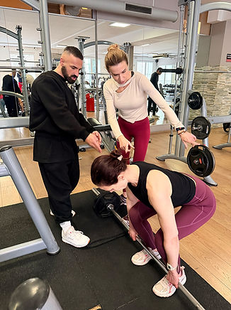 Hanteltraining im Praxisteil der Personal Trainer Ausbildung der KISA AKADEMIE