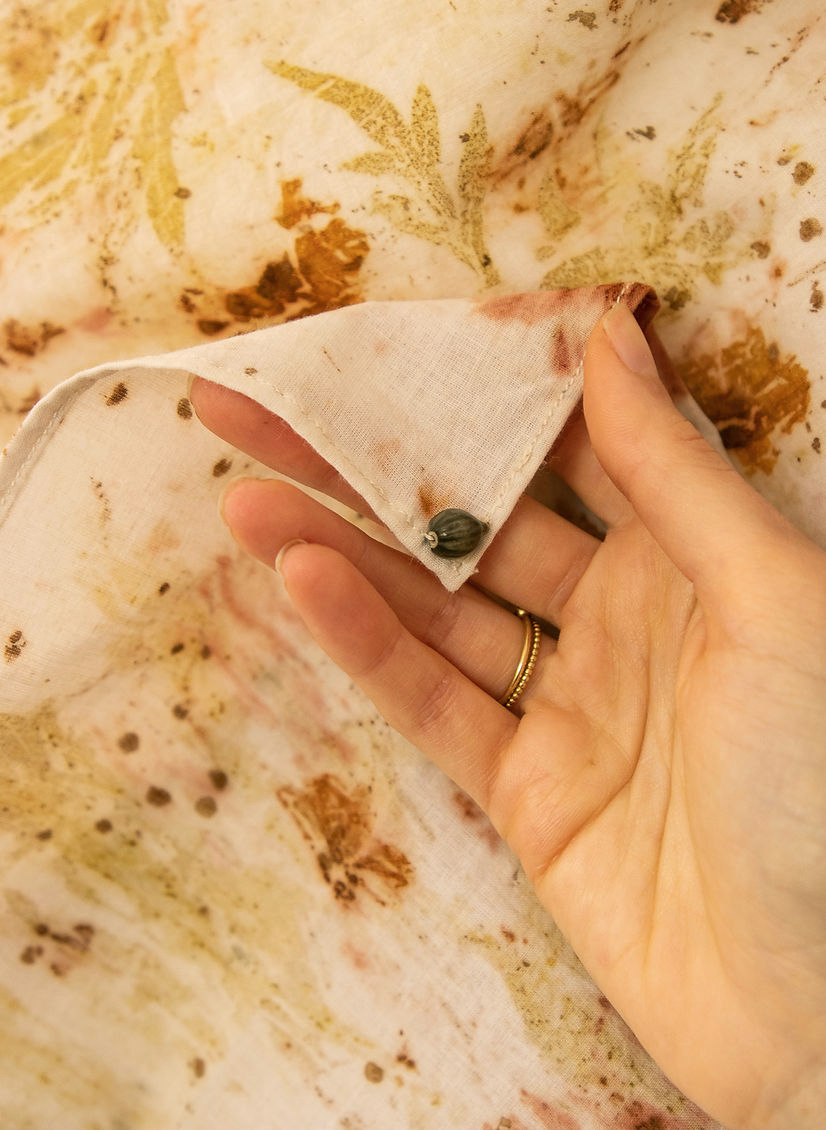 Seed being used as a signature label of the Jasmim & Boldo brand.