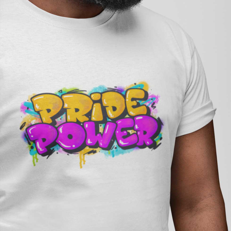 Modelo usando Camiseta Pride Power Masculina