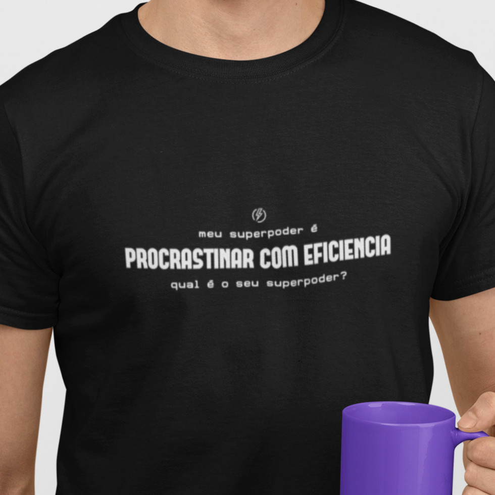 Modelo usando Camiseta Meu Superpoder é Procrastinar com Eficiência Masculina