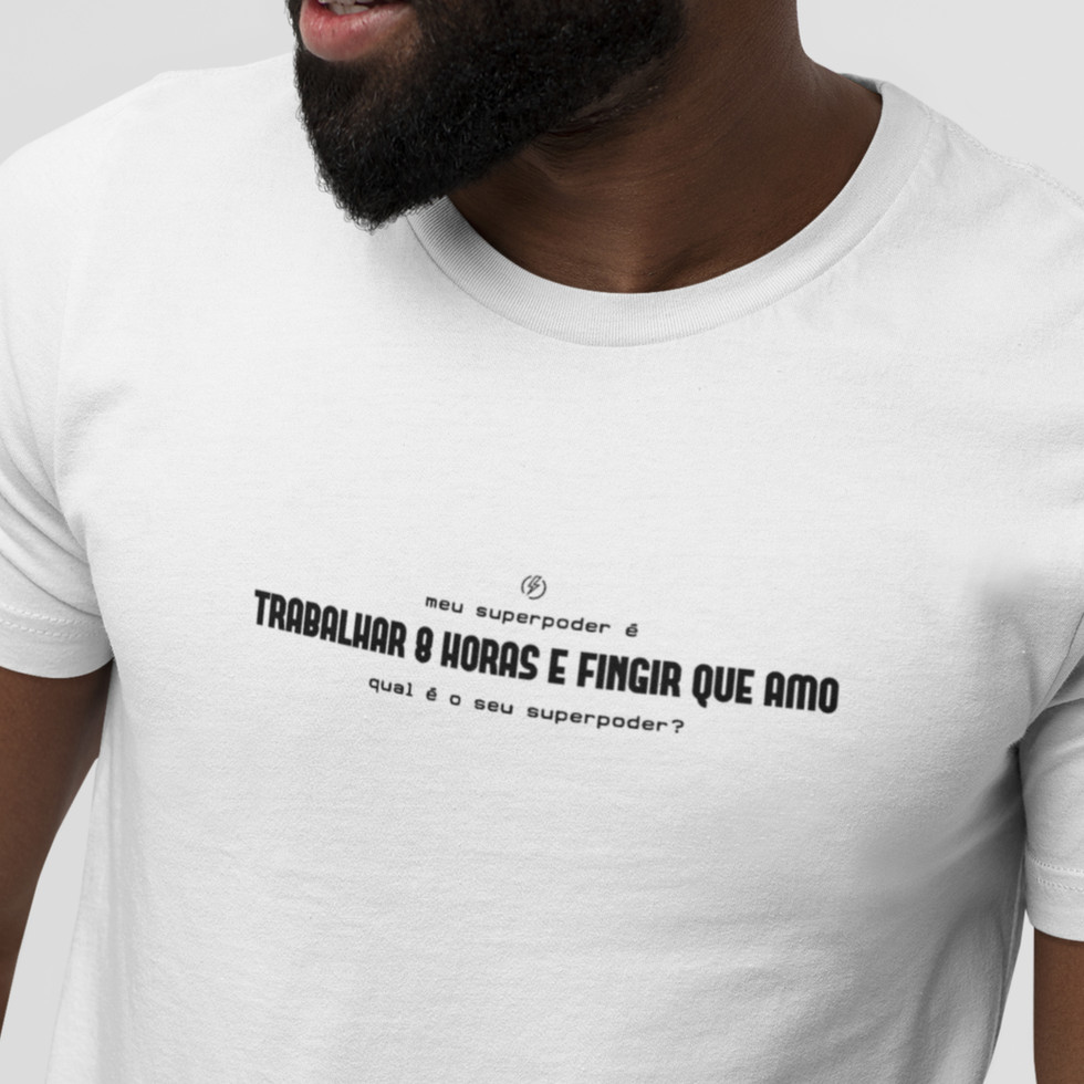 Modelo usando Camiseta Meu Superpoder é Trabalhar 8 horas e Fingir Que Amo Masculina