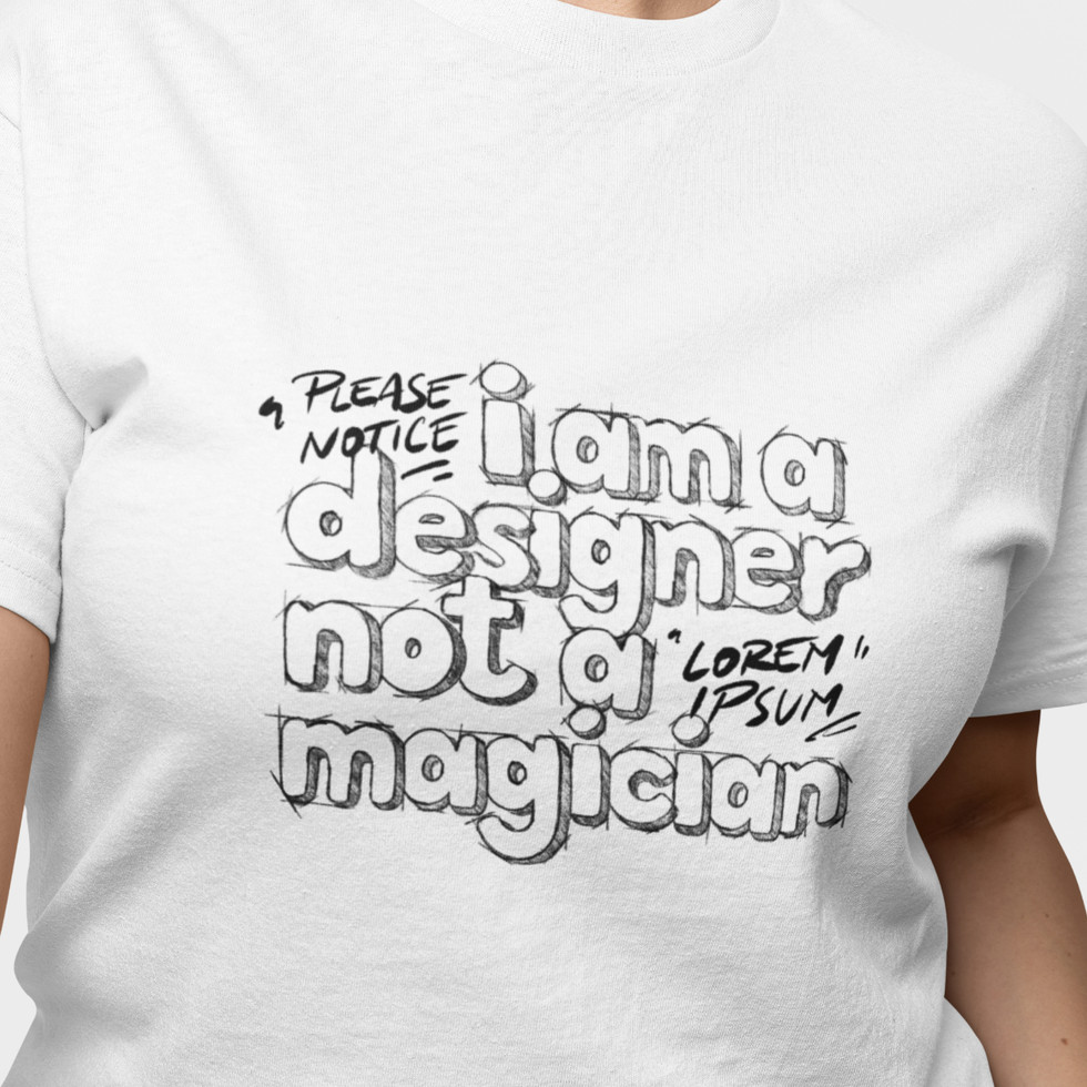 Modelo usando Camiseta I'm a Designer, Not a Magician Feminina
