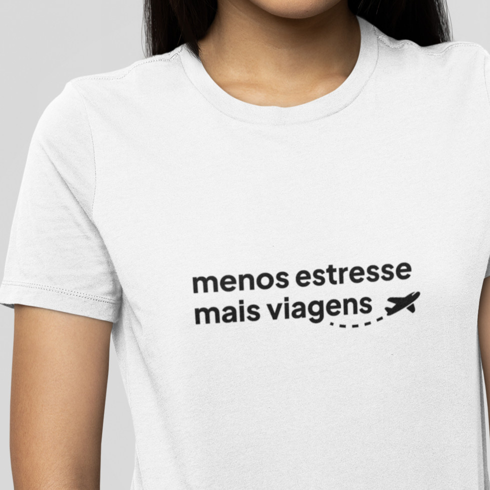 Modelo usando Camiseta Menos Estresse, Mais Viagens Feminina