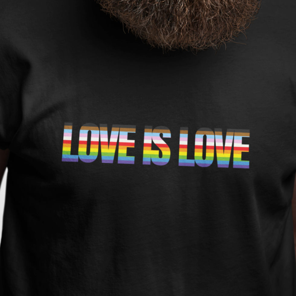 Modelo usando Camiseta Orgulho - Love is Love
