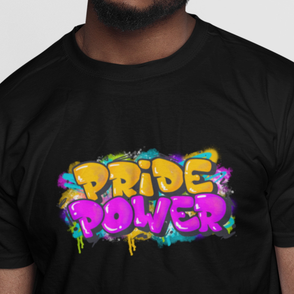 Modelo usando Camiseta Pride Power Masculina