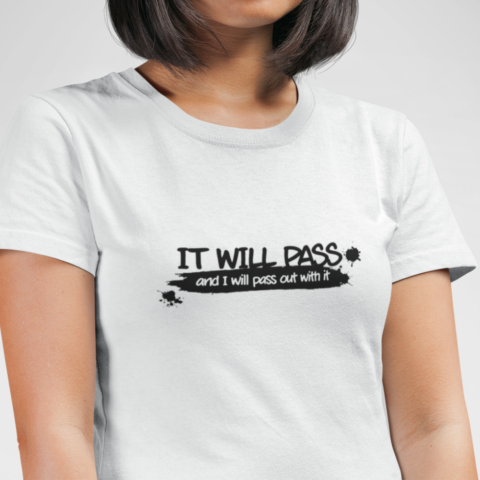Modelo usando Camiseta 'It Will Pass And I Will Pass Out With It' da Mind Your Letters, com estampa sarcástica e humor ácido