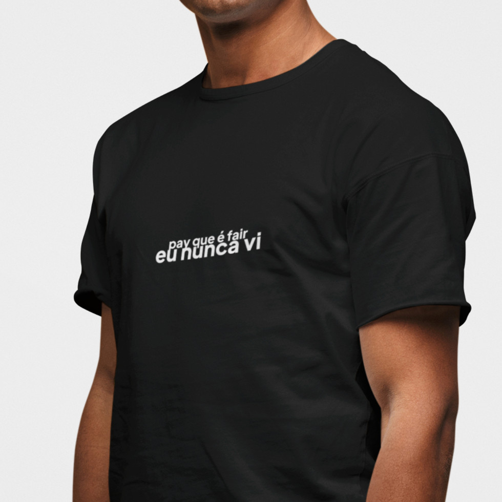 Modelo usando Camiseta com a estampa "Pay Que É Fair Eu Nunca Vi", com frase de humor ácido e irreverente