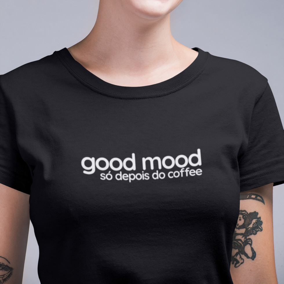 Modelo usando Camiseta Good Mood Só Depois Do Coffee | Mind Your Letters - Para os amantes de café e bom humor!