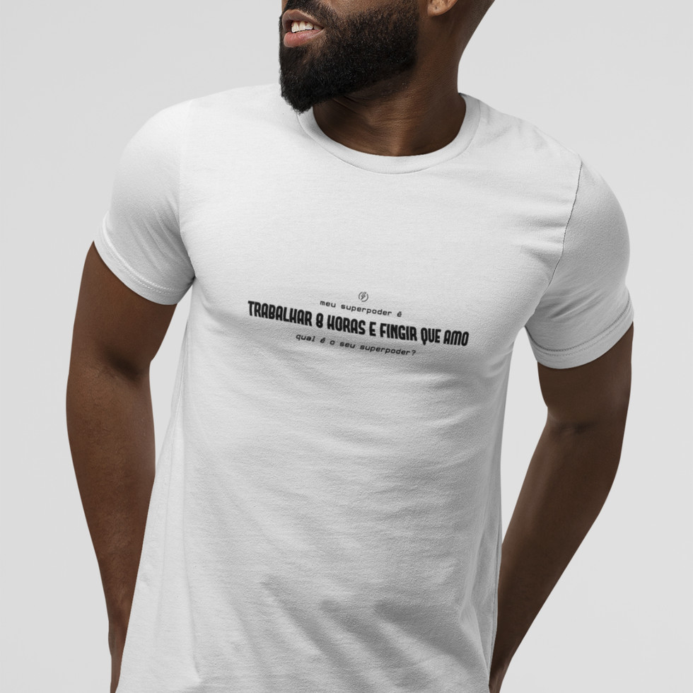 Modelo usando Camiseta Meu Superpoder é Trabalhar 8 horas e Fingir Que Amo Masculina