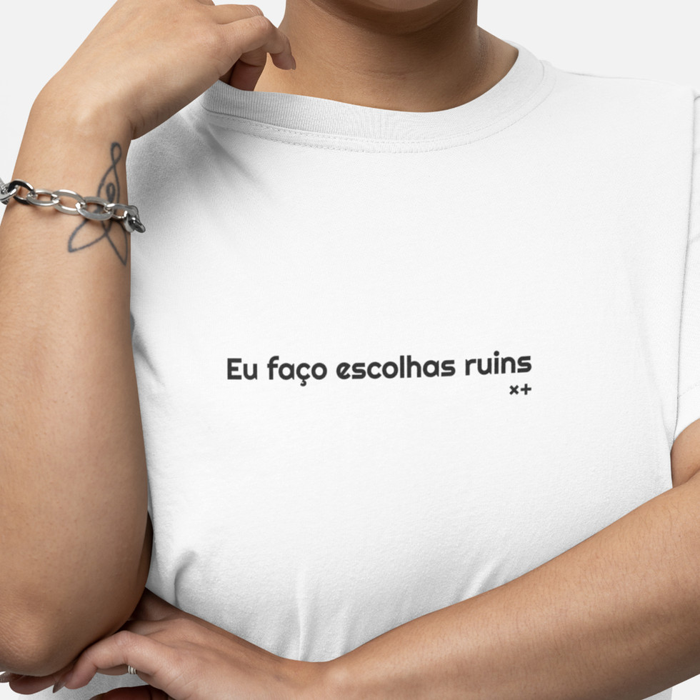 Modelo usando Camiseta Eu Faço Escolhas Ruins
