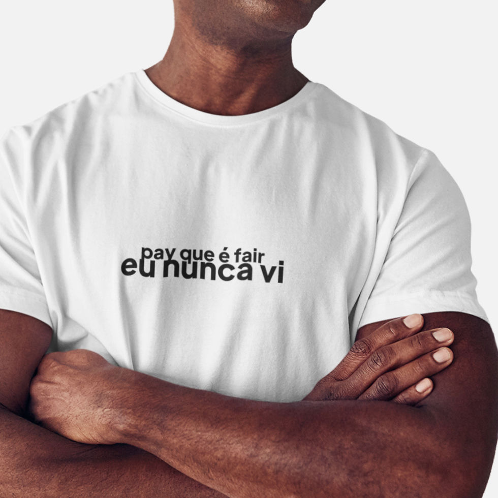 Modelo usando Camiseta com a estampa "Pay Que É Fair Eu Nunca Vi", com frase de humor ácido e irreverente
