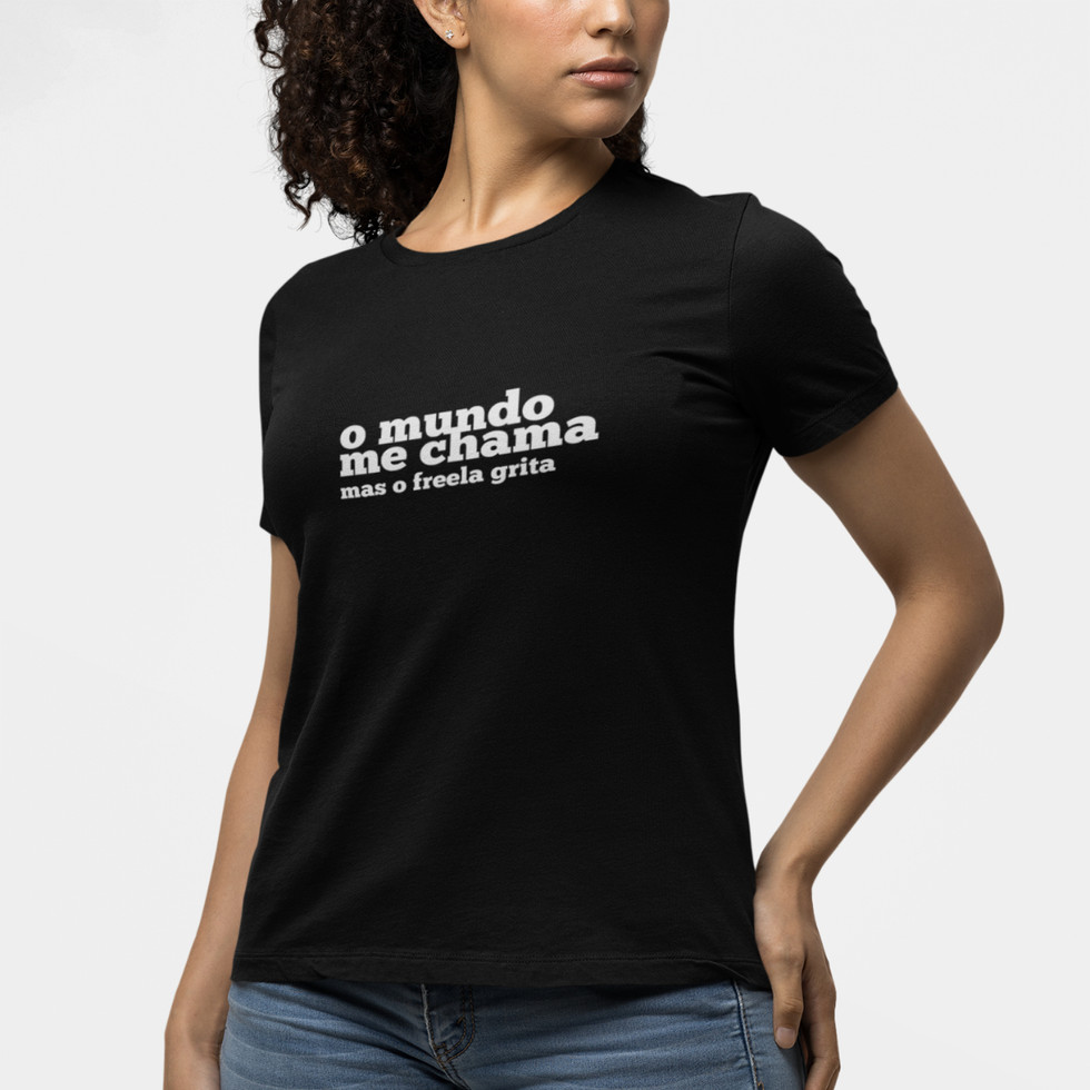 Modelo usando Camiseta O Mundo Me Chama Mas O Freela Grita Feminina