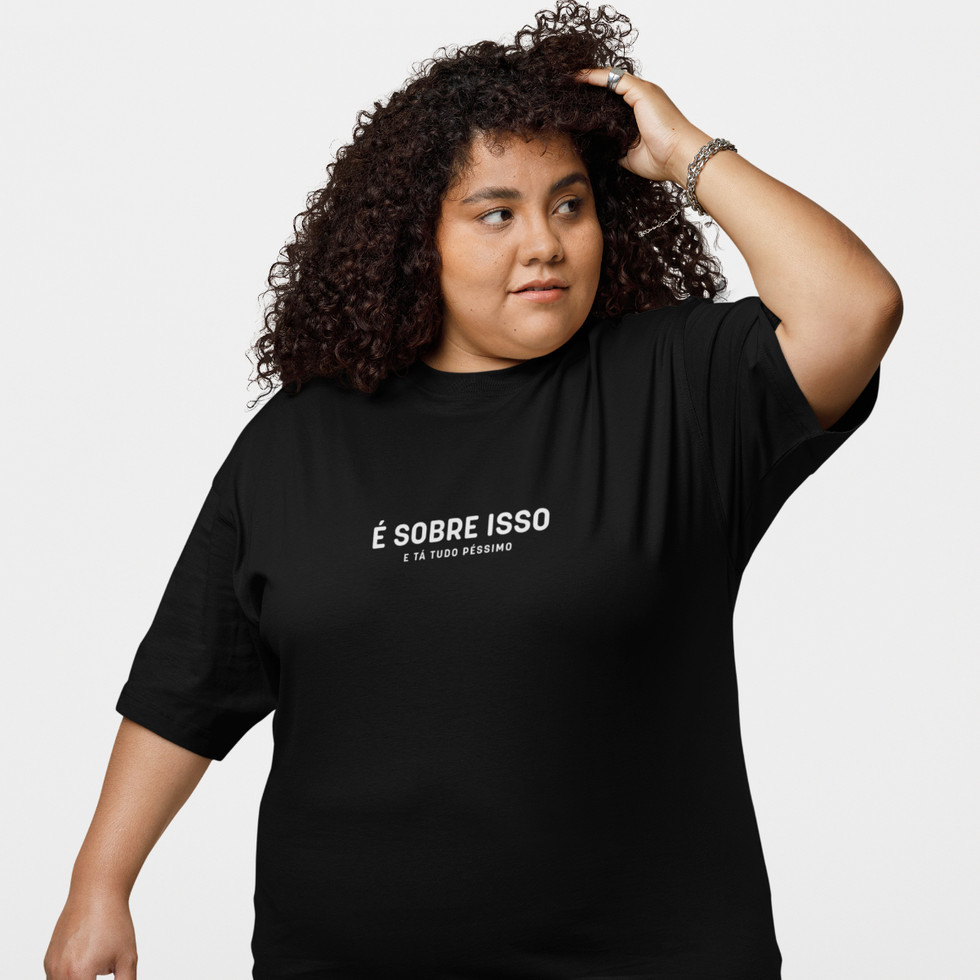 Modelo usando Camiseta É Sobre Isso E Tá Tudo Péssimo Feminina