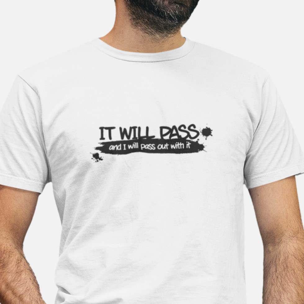 Modelo usando Camiseta 'It Will Pass And I Will Pass Out With It' da Mind Your Letters, com estampa sarcástica e humor ácido